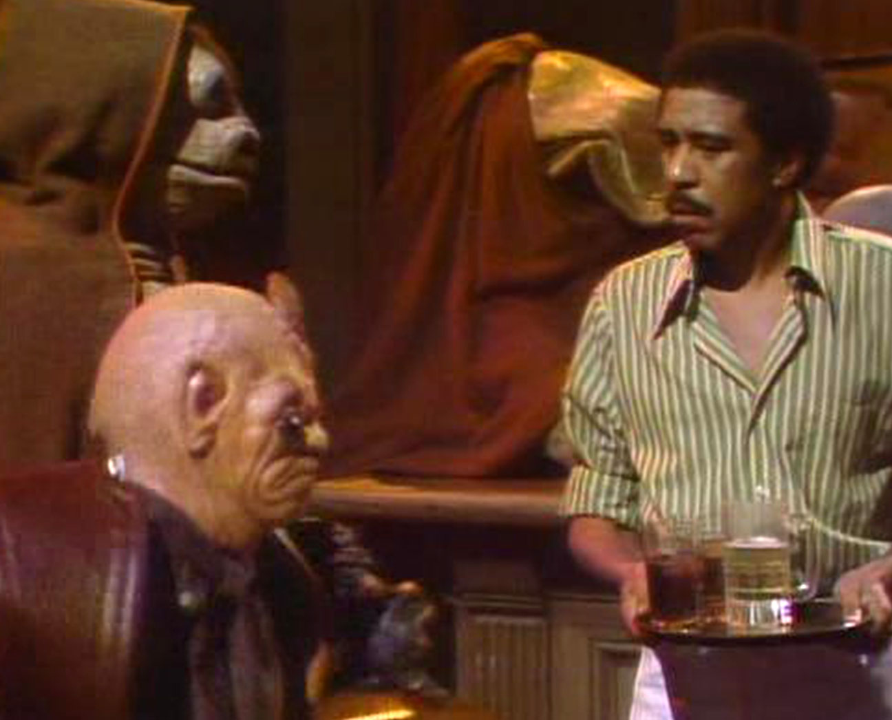 Richard Pryor runs the Star Wars Cantina Bar
